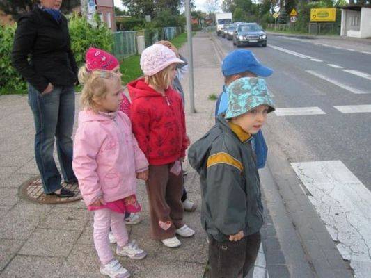 Grafika #10: 22.09.2010 - Spotkanie z policjantem "Jak bezpiecznie przejść przez ulicę"