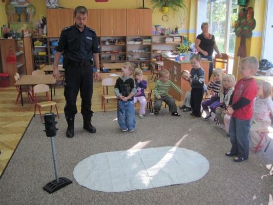 Grafika #14: 22.09.2010 - Spotkanie z policjantem "Jak bezpiecznie przejść przez ulicę"