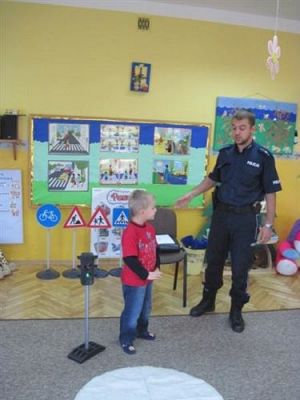 Grafika #15: 22.09.2010 - Spotkanie z policjantem "Jak bezpiecznie przejść przez ulicę"