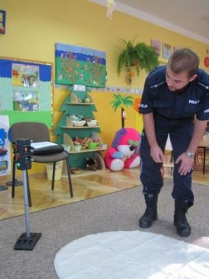 Grafika #16: 22.09.2010 - Spotkanie z policjantem "Jak bezpiecznie przejść przez ulicę"