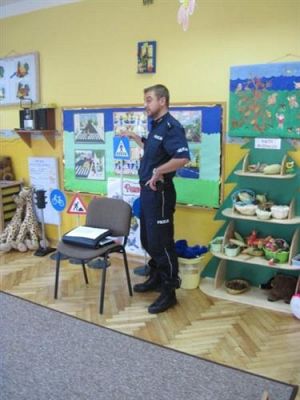 Grafika #17: 22.09.2010 - Spotkanie z policjantem "Jak bezpiecznie przejść przez ulicę"