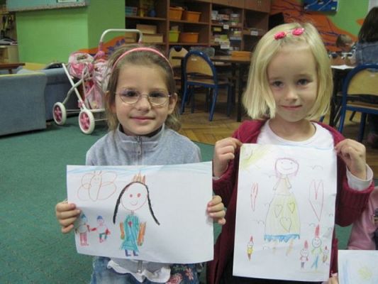 Grafika #2: 19.11.2010 - Czytanie bajek w grupie "Średniaków" przez zaproszonego gościa- mamę Huberta