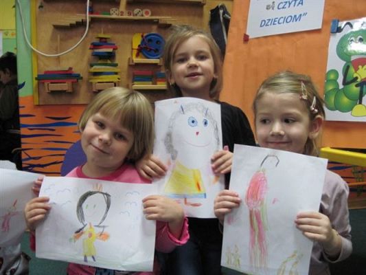 Grafika #3: 19.11.2010 - Czytanie bajek w grupie "Średniaków" przez zaproszonego gościa- mamę Huberta