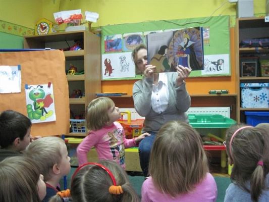 Grafika #4: 19.11.2010 - Czytanie bajek w grupie "Średniaków" przez zaproszonego gościa- mamę Huberta