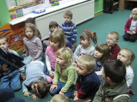 Grafika #5: 19.11.2010 - Czytanie bajek w grupie "Średniaków" przez zaproszonego gościa- mamę Huberta