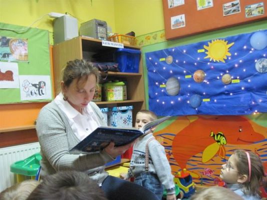 Grafika #8: 19.11.2010 - Czytanie bajek w grupie "Średniaków" przez zaproszonego gościa- mamę Huberta