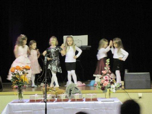 Grafika #2: 13.11.2010 - Występy dzieci z okazji Dnia Seniora