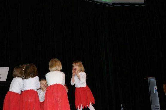 Grafika #16: 13.11.2010 - Występy dzieci z okazji Dnia Seniora