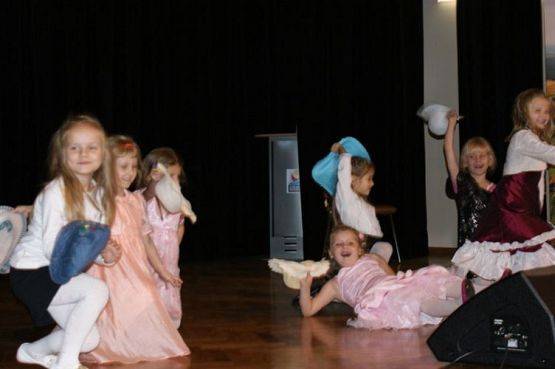 Grafika #46: 13.11.2010 - Występy dzieci z okazji Dnia Seniora