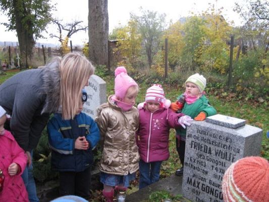 Grafika #0: 29.10.2010 - Przedszkolaki odwiedzają zapomniane groby