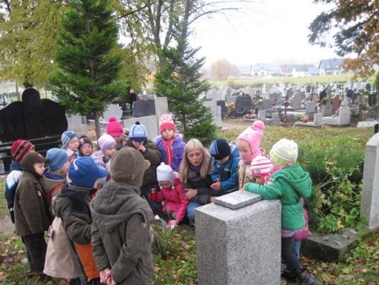 Grafika #1: 29.10.2010 - Przedszkolaki odwiedzają zapomniane groby