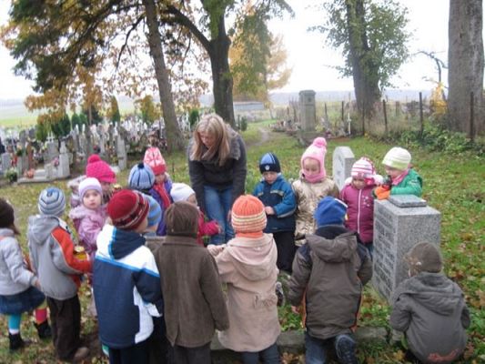 Grafika #2: 29.10.2010 - Przedszkolaki odwiedzają zapomniane groby