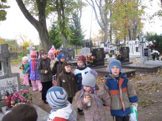 Grafika #3: 29.10.2010 - Przedszkolaki odwiedzają zapomniane groby