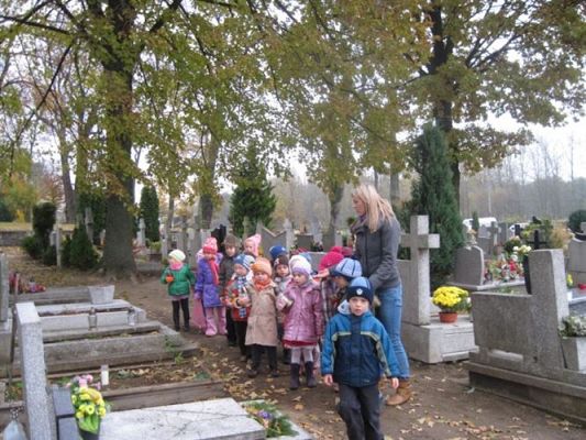Grafika #4: 29.10.2010 - Przedszkolaki odwiedzają zapomniane groby