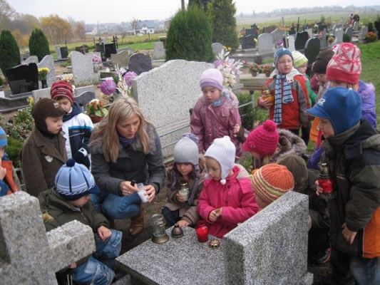 Grafika #5: 29.10.2010 - Przedszkolaki odwiedzają zapomniane groby