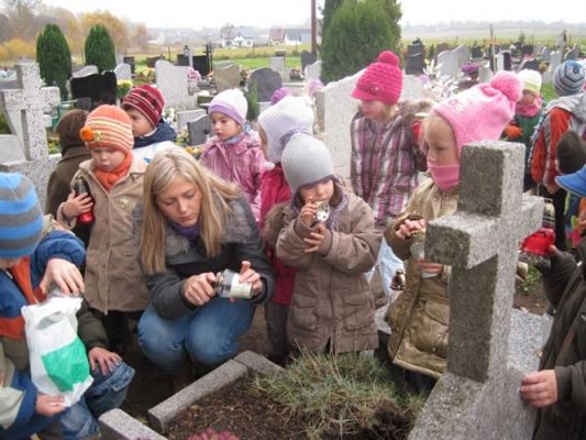 Grafika #6: 29.10.2010 - Przedszkolaki odwiedzają zapomniane groby