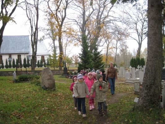 Grafika #7: 29.10.2010 - Przedszkolaki odwiedzają zapomniane groby