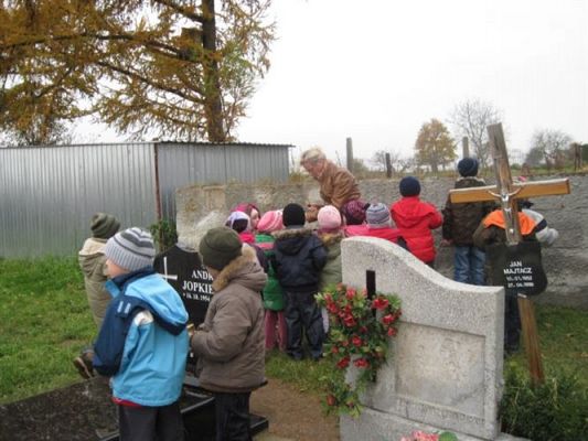 Grafika #8: 29.10.2010 - Przedszkolaki odwiedzają zapomniane groby