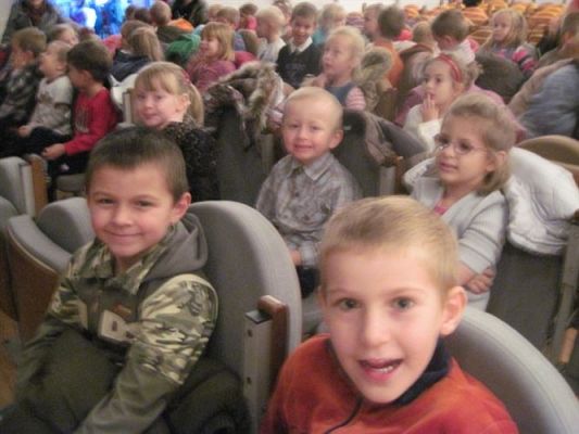 Grafika #1: 20.10.2010 - W Teatrze Lalek "Tęcza" w Słupsku na przedstawieniu "Janek Wędrowniczek"