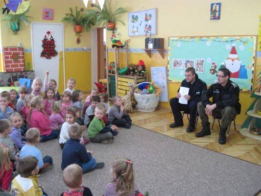 Grafika #3: 20.12.2010 - Wizyta policjantów w przedszkolu