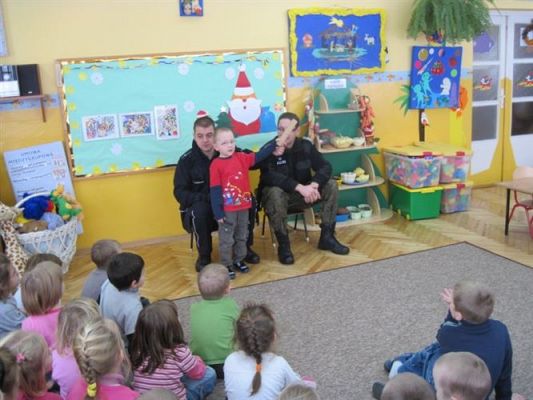 Grafika #5: 20.12.2010 - Wizyta policjantów w przedszkolu