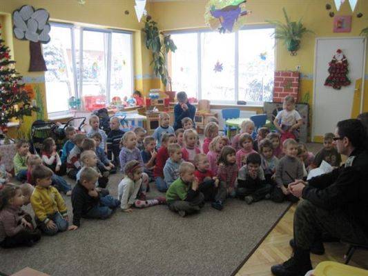 Grafika #6: 20.12.2010 - Wizyta policjantów w przedszkolu