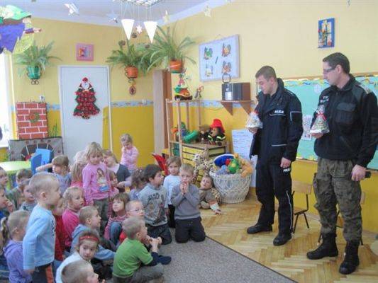 Grafika #7: 20.12.2010 - Wizyta policjantów w przedszkolu