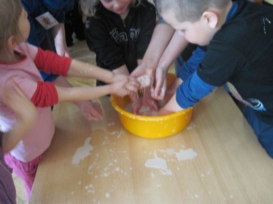 Grafika #10: 07.04.2011 - Klub Młodego Odkrywcy z wizytą w naszym przedszkolu