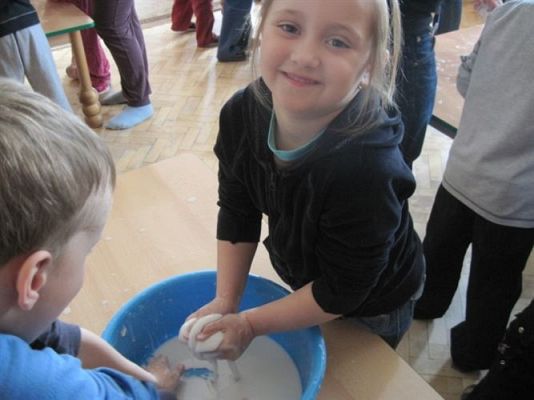 Grafika #11: 07.04.2011 - Klub Młodego Odkrywcy z wizytą w naszym przedszkolu