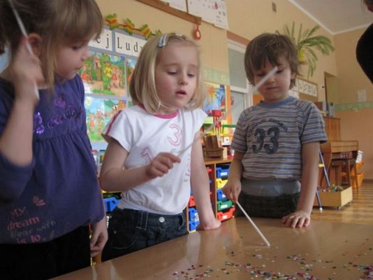 Grafika #13: 07.04.2011 - Klub Młodego Odkrywcy z wizytą w naszym przedszkolu