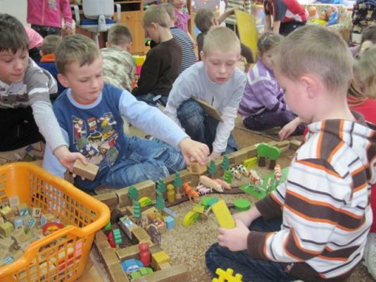 Grafika #0: 30.03.2011 - Starszaki budują wiejskie gospodarstwo