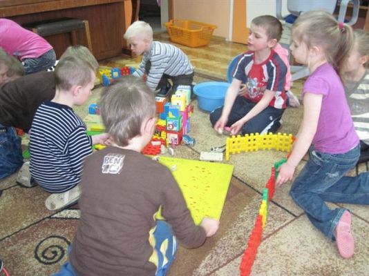 Grafika #1: 30.03.2011 - Starszaki budują wiejskie gospodarstwo