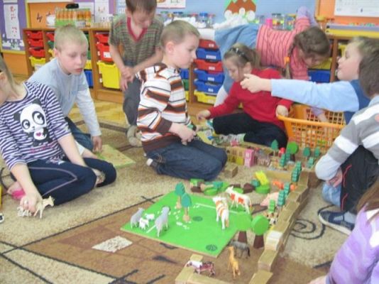 Grafika #2: 30.03.2011 - Starszaki budują wiejskie gospodarstwo