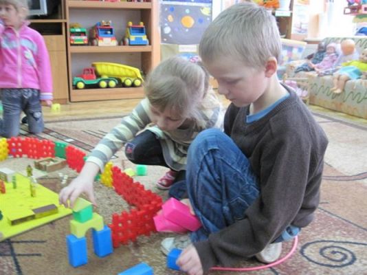 Grafika #3: 30.03.2011 - Starszaki budują wiejskie gospodarstwo