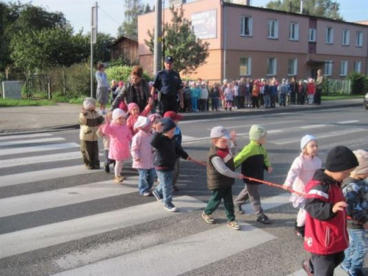 Grafika #8: 26.09.2011 - Spotkanie z policjantem - Jak bezpiecznie przejść przez ulicę