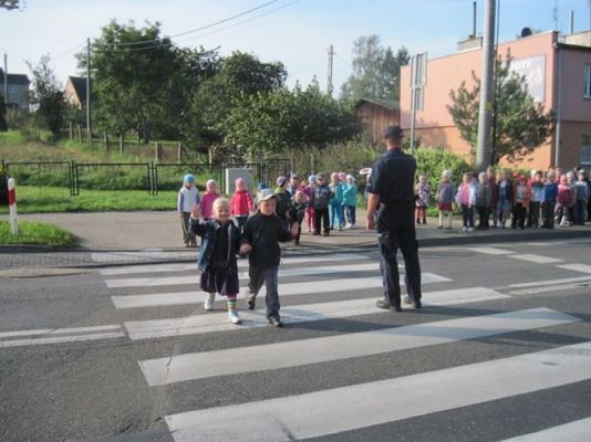 Grafika #9: 26.09.2011 - Spotkanie z policjantem - Jak bezpiecznie przejść przez ulicę