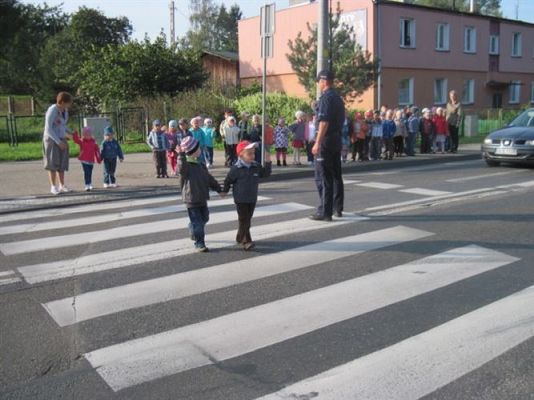 Grafika #10: 26.09.2011 - Spotkanie z policjantem - Jak bezpiecznie przejść przez ulicę