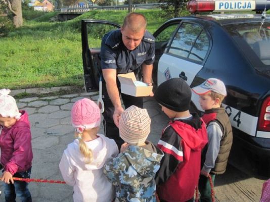 Grafika #15: 26.09.2011 - Spotkanie z policjantem - Jak bezpiecznie przejść przez ulicę