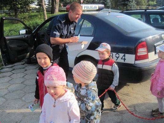 Grafika #16: 26.09.2011 - Spotkanie z policjantem - Jak bezpiecznie przejść przez ulicę