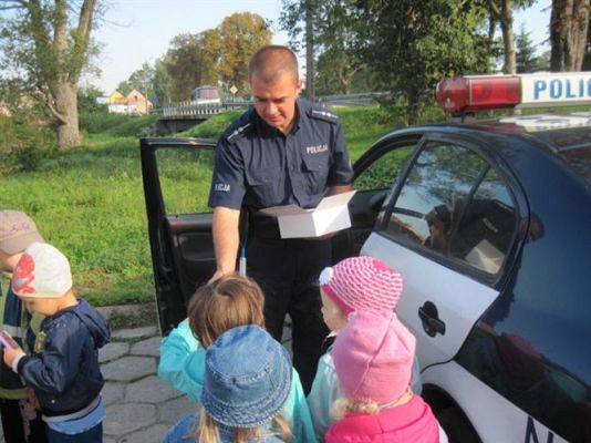 Grafika #17: 26.09.2011 - Spotkanie z policjantem - Jak bezpiecznie przejść przez ulicę