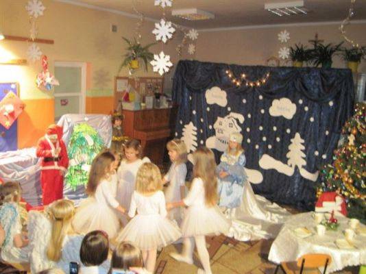 Grafika #10: 15.12.2011 - Przedstawienie Zmartwienie Śnieżynek w wykonaniu dzieci z gr. III