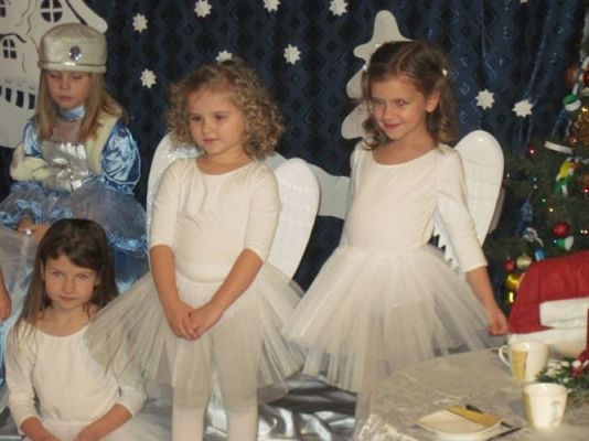 Grafika #12: 15.12.2011 - Przedstawienie Zmartwienie Śnieżynek w wykonaniu dzieci z gr. III