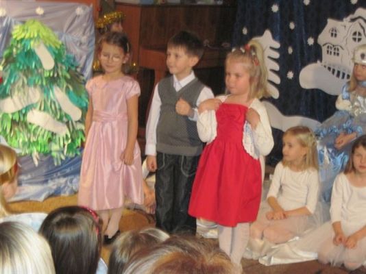 Grafika #13: 15.12.2011 - Przedstawienie Zmartwienie Śnieżynek w wykonaniu dzieci z gr. III
