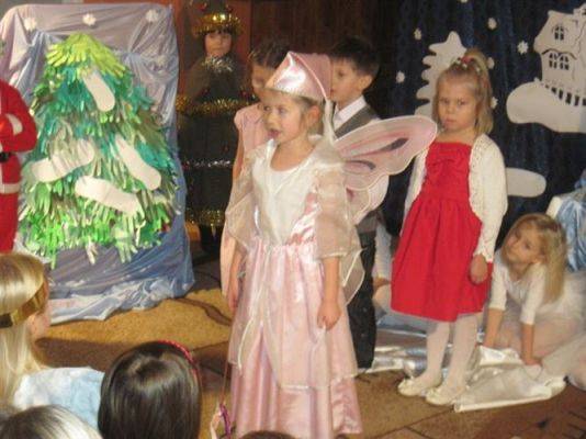 Grafika #15: 15.12.2011 - Przedstawienie Zmartwienie Śnieżynek w wykonaniu dzieci z gr. III