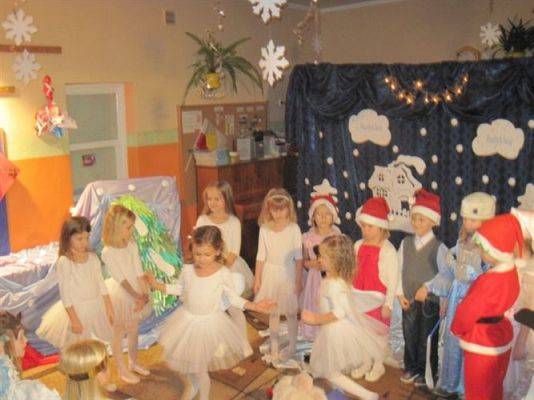 Grafika #20: 15.12.2011 - Przedstawienie Zmartwienie Śnieżynek w wykonaniu dzieci z gr. III