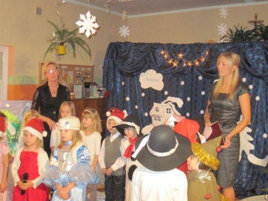 Grafika #24: 15.12.2011 - Przedstawienie Zmartwienie Śnieżynek w wykonaniu dzieci z gr. III