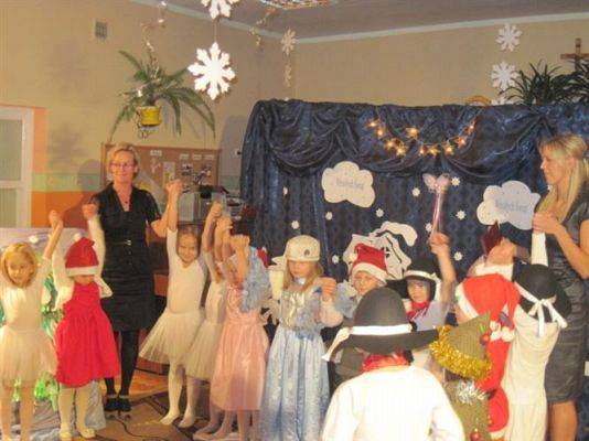 Grafika #25: 15.12.2011 - Przedstawienie Zmartwienie Śnieżynek w wykonaniu dzieci z gr. III