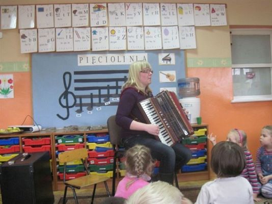 Grafika #6: 14.03.2012 - Lekcja muzyki z P. Natalią