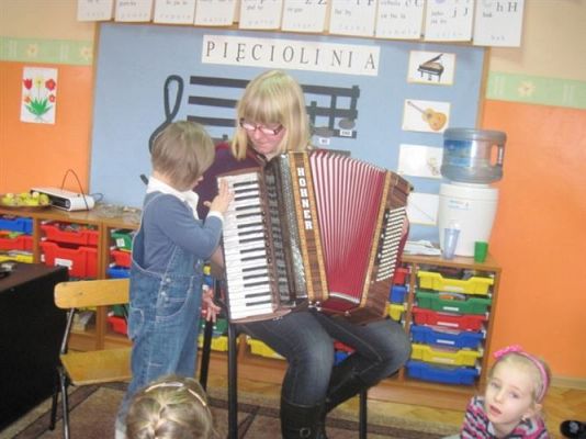 Grafika #8: 14.03.2012 - Lekcja muzyki z P. Natalią