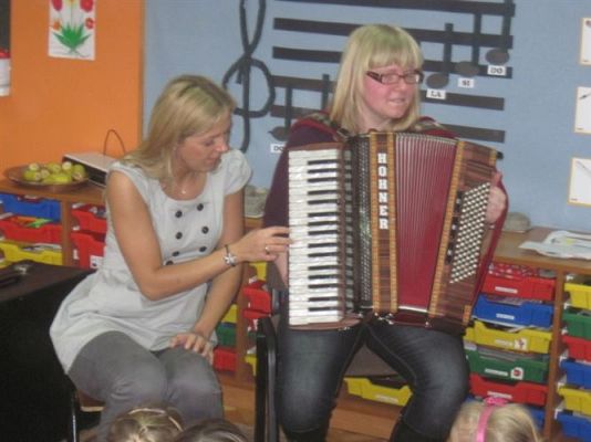 Grafika #9: 14.03.2012 - Lekcja muzyki z P. Natalią